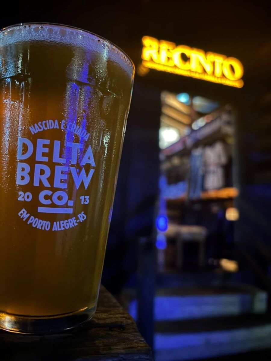 Copo de chopp da Delta Brew gelado, à noite