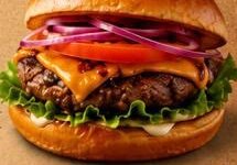 Hambúrguer de brioche com cheddar e cebola roxa