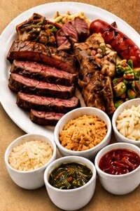 Prato com cortes de carne e cumbucas de acompanhamentos