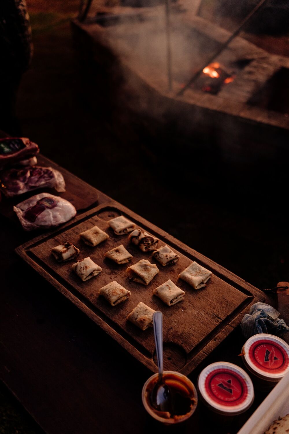 Panquecas de doce de leite na tábua, ao lado da parrilla